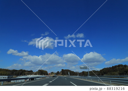 青空と白い雲 88319216