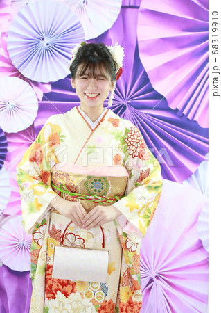 成人振袖撮影・淡い色合いの正絹振袖の可愛い日本人女性 88319910