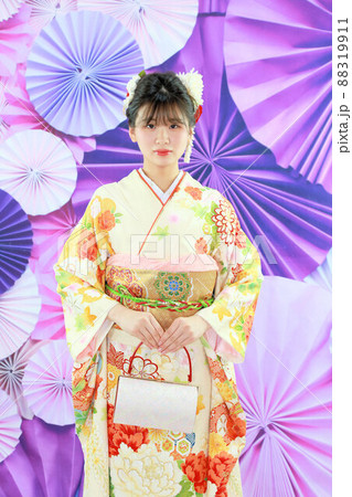 成人振袖撮影・淡い色合いの正絹振袖の可愛い日本人女性 88319911