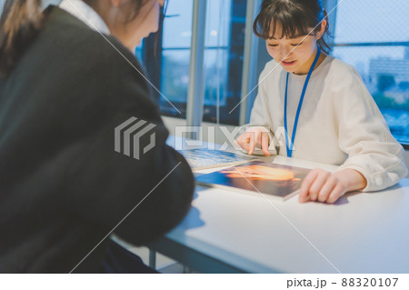 写真作品を見せる女子高生 写真作品を見せる女子高生 88320107