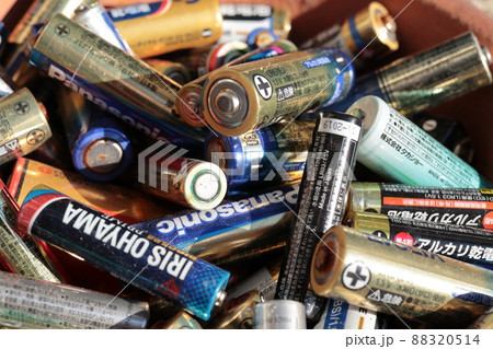 廃棄された沢山の乾電池 88320514