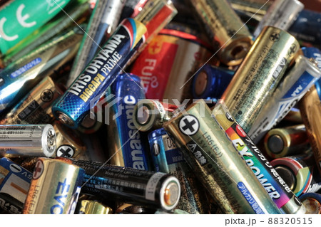 廃棄された沢山の乾電池 88320515