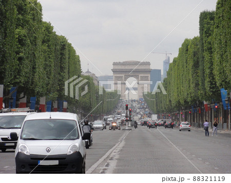 シャンゼリゼ通りよりエトワール凱旋門を望む/フランス・パリ シャンゼリゼ通りよりエトワール凱旋門を望む/フランス・パリ 88321119