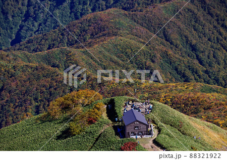 越後駒ヶ岳稜線から見る駒の小屋と枝折峠への登山道 越後駒ヶ岳稜線から見る駒の小屋と枝折峠への登山道 88321922