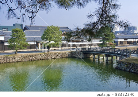 松江城地内から　掘り越しに城下を臨む 88322240