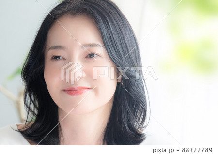 美しい日本人女性のアップ 緑の前ボケ 美しい日本人女性のアップ 緑の前ボケ 88322789