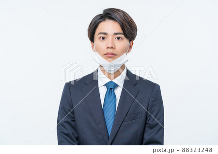 顎マスク 不適切なマスク装着 スーツの男性の写真素材 3248