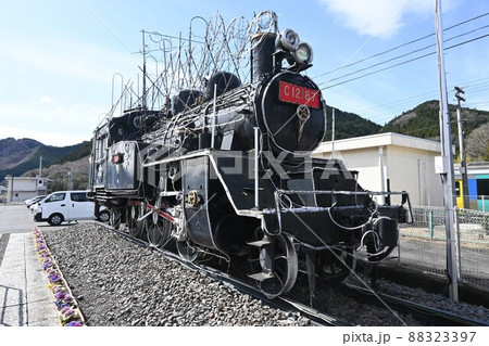 常陸大子に停車するC12形蒸気機関車 88323397