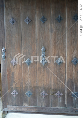 寺院の扉 88323637