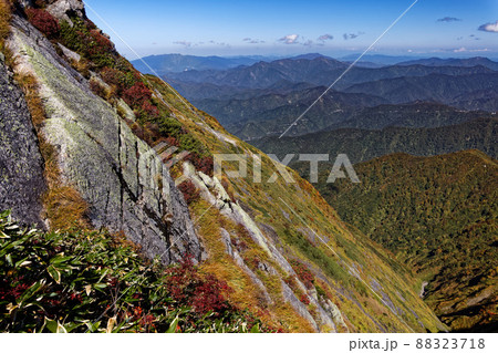 越後駒ヶ岳・駒の小屋下からみる守門岳・浅草岳方面の山並み 越後駒ヶ岳・駒の小屋下からみる守門岳・浅草岳方面の山並み 88323718