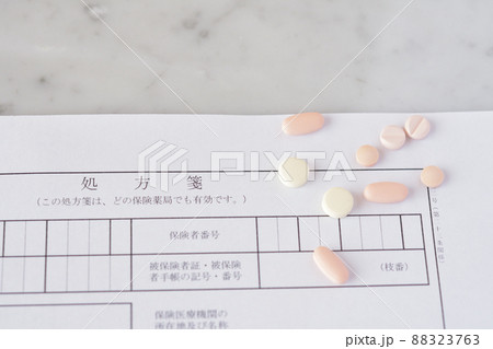 処方箋と錠剤 88323763