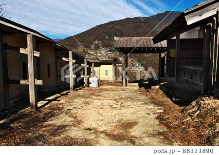 高根城　本曲輪の大手門と板塀：浜松市 88323890