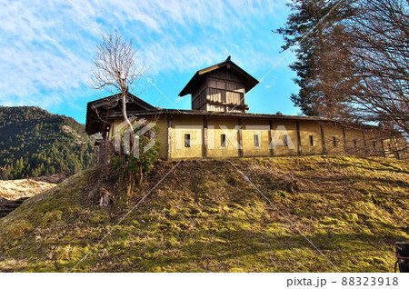 高根城　本曲輪の板塀と井楼櫓：浜松市 88323918