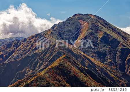 越後駒ヶ岳稜線から見る紅葉の中ノ岳 88324216