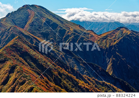 越後駒ヶ岳稜線から見る紅葉の中ノ岳 88324224