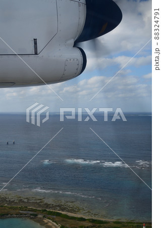 ATR42-600、双発ターボプロップ機、那覇空港離陸 88324791