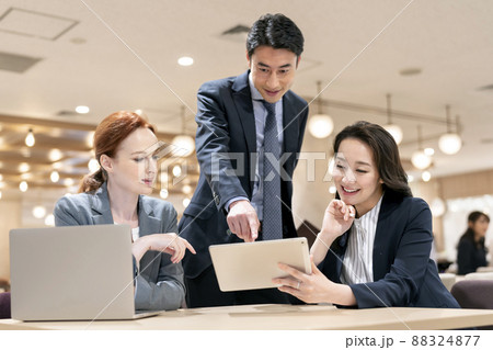 グローバルビジネス  ディスカッション　ミーティング　イメージ 88324877