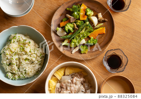 春の温野菜と、カブの葉ごはん。 春の温野菜と、カブの葉ごはん。 88325084