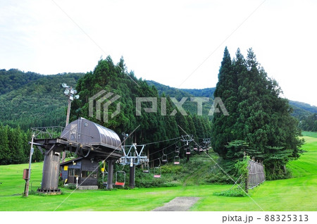 宮城県鳴子温泉郷 リゾートパークホテルオニコウベのゲレンデと山並み 宮城県鳴子温泉郷 リゾートパークホテルオニコウベのゲレンデと山並み 88325313
