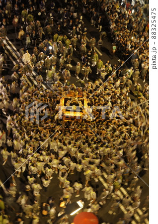 鳥越まつりの本社千貫神輿を担ぐ人波 88325475