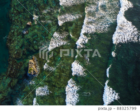 晴れた日の沖縄県島尻郡八重瀬町の透き通る海の干潮時の干潟の空からの写真 晴れた日の沖縄県島尻郡八重瀬町の透き通る海の干潮時の干潟の空からの写真 88325799