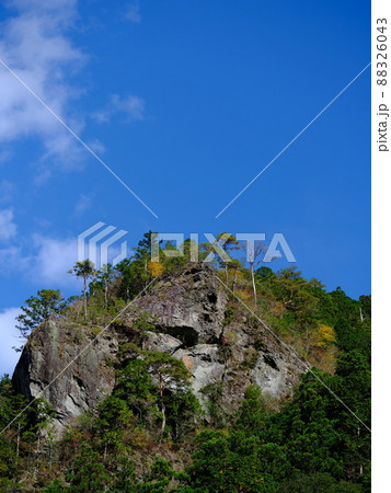 青空に聳える岩山 青空に聳える岩山 88326043