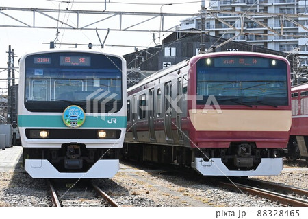 車両基地で並ぶ常磐線のE231系とE531系 88328465