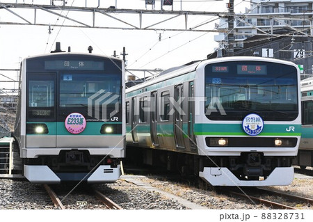 車両基地で並ぶ常磐線のE233系2000番台とE231系の写真素材 [88328731