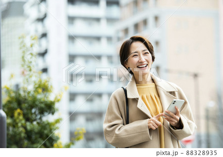 女性　待ち合わせ　スマホ　笑顔　 88328935