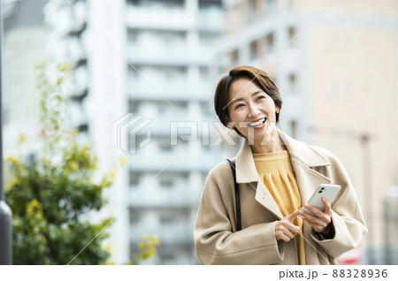 女性 待ち合わせ スマホ 笑顔 女性 待ち合わせ スマホ 笑顔 88328936