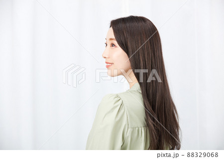 髪の毛のキレイな女性 88329068