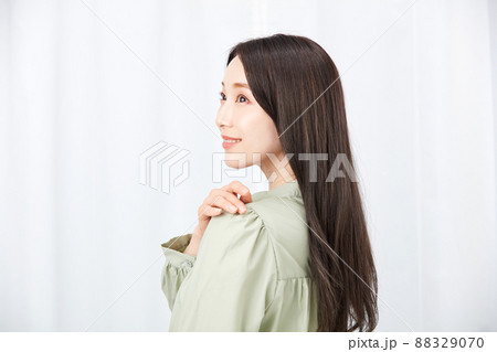 髪の毛のキレイな女性 88329070