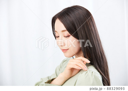 髪の毛のキレイな女性 88329093