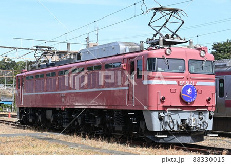寝台特急カシオペアのヘッドマークを掲出するEF81形電気機関車 88330015