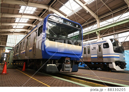 車両基地で並ぶ横須賀線のE235系1000番台とE217系 88330205