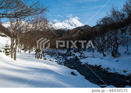 冬の知床　岩尾別川と知床連山（北海道・斜里町・岩尾別） 88330575