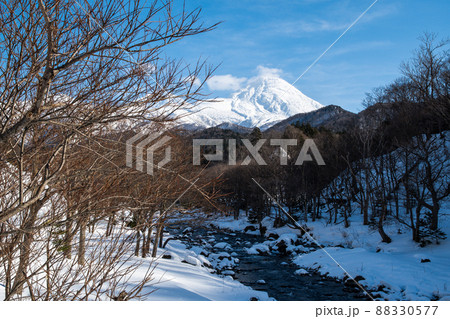 冬の知床　岩尾別川と知床連山（北海道・斜里町・岩尾別） 88330577