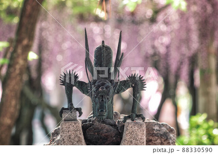 滋賀県甲良町の八幡神社の手水舎の龍 滋賀県甲良町の八幡神社の手水舎の龍 88330590
