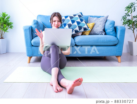 自宅からヨガレッスンを配信する若い女性 88330727