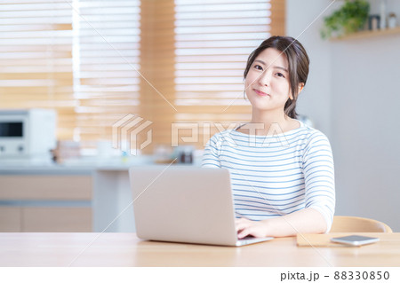 リビングでテレワークをする若い女性 88330850
