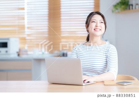 リビングでテレワークをする若い女性 リビングでテレワークをする若い女性 88330851