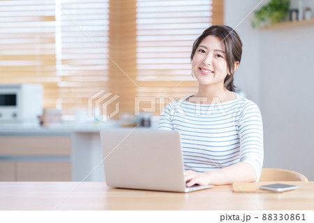 リビングでテレワークをする若い女性 リビングでテレワークをする若い女性 88330861