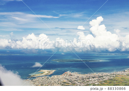 飛行機の機内から見た 石垣島の中心街 飛行機の機内から見た 石垣島の中心街 88330866