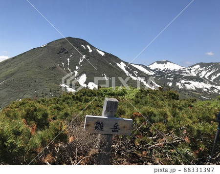 雛岳山頂の山名板 88331397