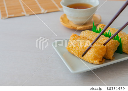 いなり寿司 白背景 クローズアップ素材 いなり寿司 白背景 クローズアップ素材 88331479