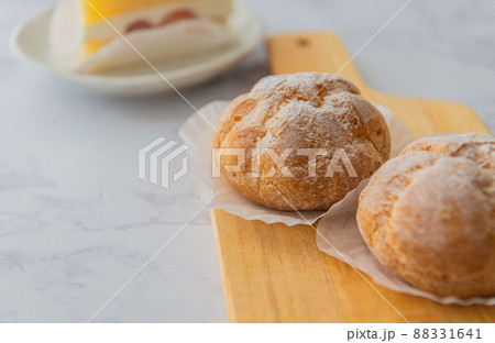 シュークリーム クロースアップ素材 白背景 88331641