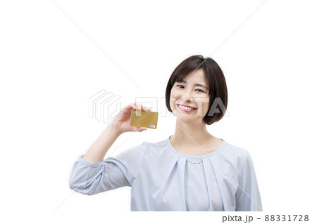 クレジットカードを持つ若い女性 クレジットカードを持つ若い女性 88331728
