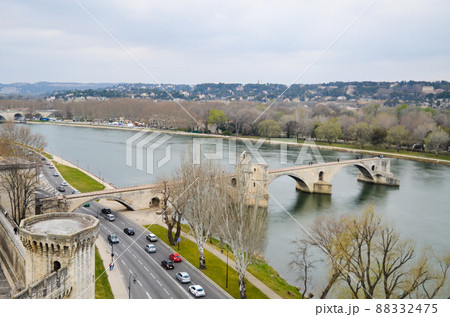 南仏プロバンス　アヴィニョン橋（サン・ベネゼ橋）（フランス　アヴィニョン） 88332475