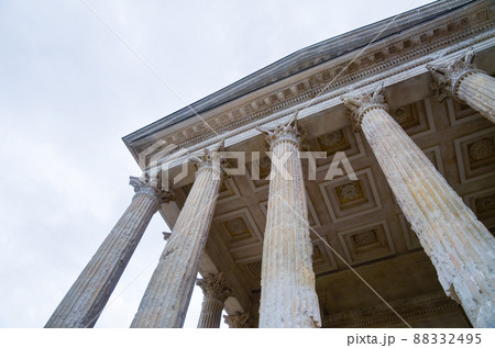 メゾン・カレ ー南仏プロバンス ニームの古代ローマ神殿(フランス ニーム) メゾン・カレ ー南仏プロバンス ニームの古代ローマ神殿(フランス ニーム) 88332495