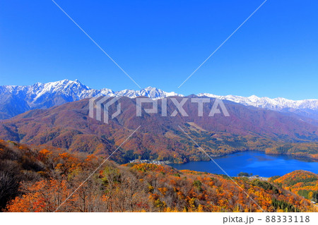 麗しき北アルプス　　：　信州の紅葉　    ：　紅葉の青木湖 88333118